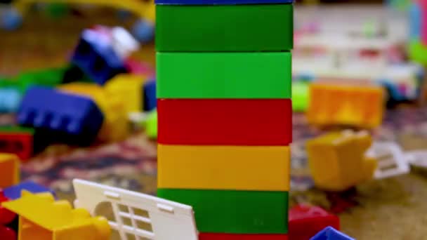 Wieża Wielokolorowych Kostek Bałagan Pokoju Dziecięcym Rozrzucone Całym Konstruktorze Podłogi — Wideo stockowe