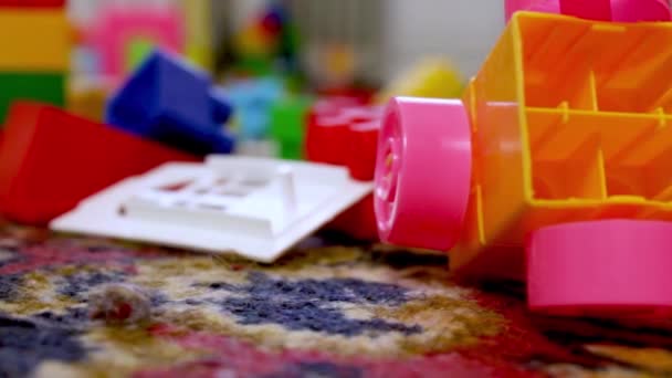 Mete Sala Das Crianças Espalhado Chão Construtor Multi Colorido Desenvolvimento — Vídeo de Stock