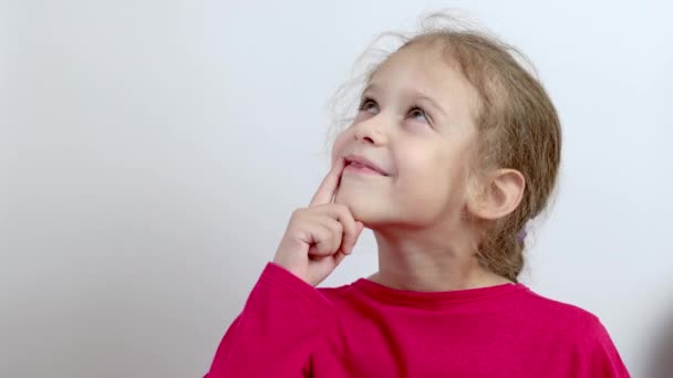 Düşünceli Küçük Kız Yakın Plan Zole Edilmiş Arkaplan — Stok video