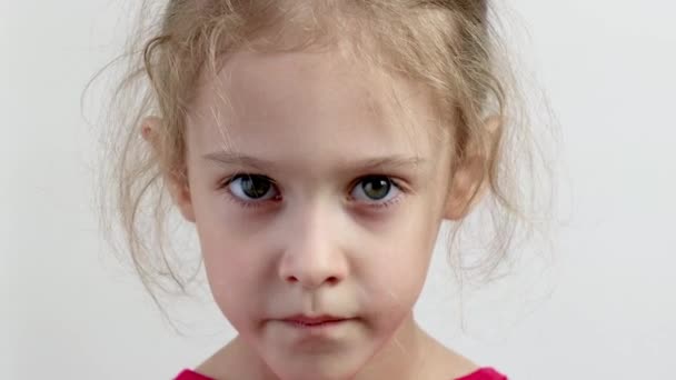 腹が立った悲しい少女 クローズアップ ホワイトバック — ストック動画