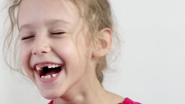 Χαρούμενο Χαρούμενο Κοριτσάκι Κοντινό Πλάνο Λευκό Φόντο — Αρχείο Βίντεο