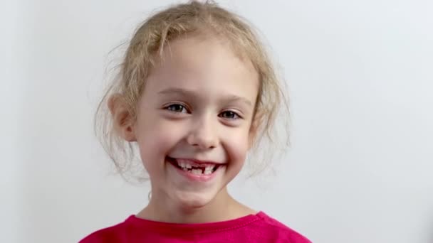Ένα Μικρό Κορίτσι Χωρίς Δόντια Χαμογελάει Κοντινό Πλάνο Μεμονωμένο Φόντο — Αρχείο Βίντεο