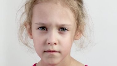 Neşeli, mutlu küçük kız. Yakın plan. Beyaz arkaplan.