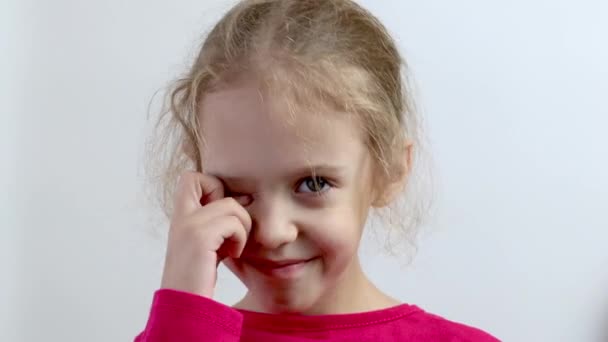 Mała Bezzębna Dziewczynka Się Uśmiecha Zbliżenie Pojedyncze Tło — Wideo stockowe