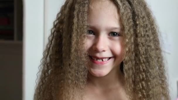 かわいい女の子がカメラに顔を出している クローズアップ 6歳のレベルの肖像画 — ストック動画