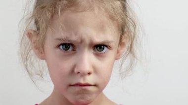 Neşeli, mutlu küçük kız. Yakın plan. Beyaz arkaplan.