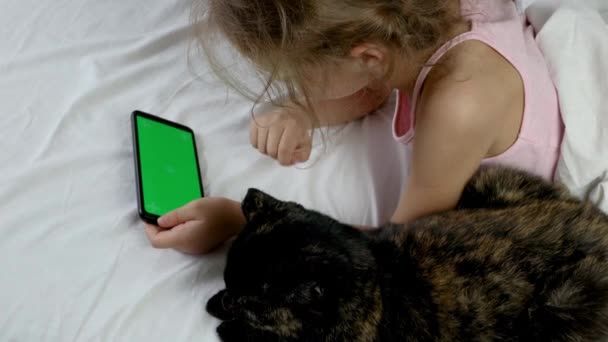 Dziecko Patrzy Zielony Ekran Telefonie Czarny Kot Siedzi Pobliżu Chroniony — Wideo stockowe