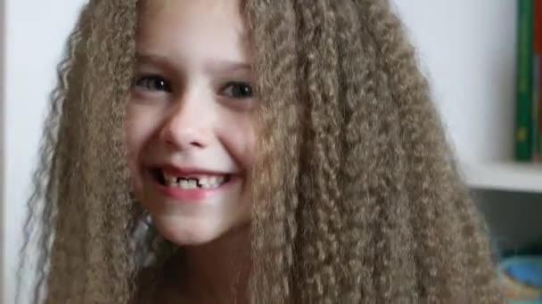 かわいい女の子は微笑み 彼女が落ちた前部ミルクの歯を示しています 歯の成長 クローズアップ 6歳のレベルの肖像画 — ストック動画