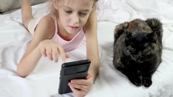Bambino Con Telefoni Mano Letto Gatto Nero Nelle Vicinanze Comunicazione — Video Stock