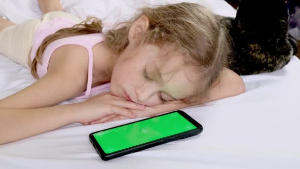 Bambino Dorme Accanto Telefono Con Uno Schermo Verde Gatto Nero — Video Stock
