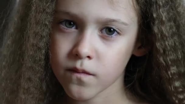 Menina Bonito Sorri Mostra Seus Dentes Leite Frente Caídos Crescimento — Vídeo de Stock
