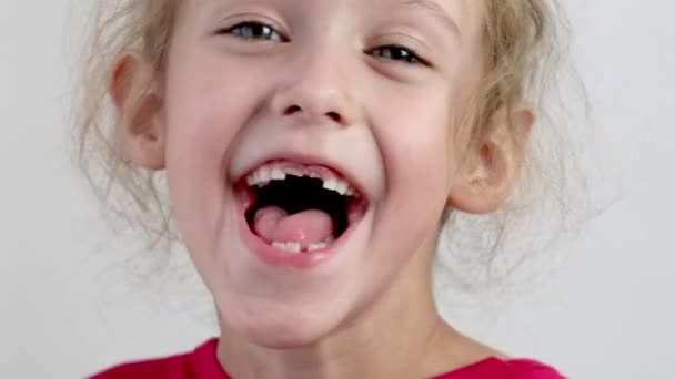 快乐快乐的小女孩 白人背景 — 图库视频影像