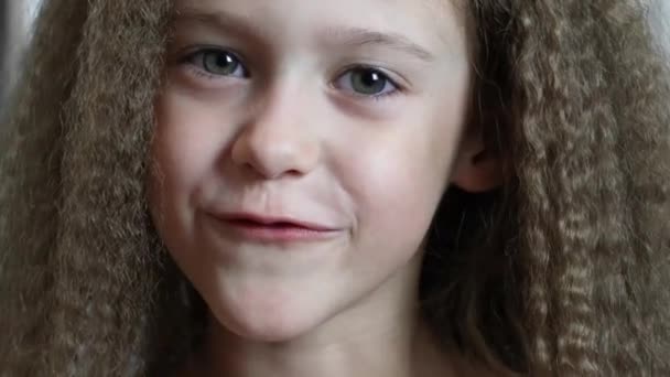 かわいい女の子は微笑み 彼女が落ちた前部ミルクの歯を示しています 歯の成長 クローズアップ 6歳のレベルの肖像画 — ストック動画
