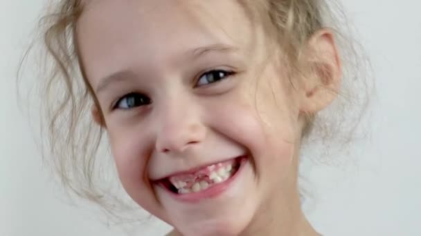 Fröhliches Glückliches Kleines Mädchen Nahaufnahme Weißer Hintergrund — Stockvideo