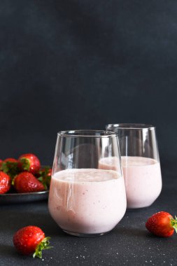 Malksheik. Muz ve yoğurtlu çilekli smoothie. Detox menüsü.