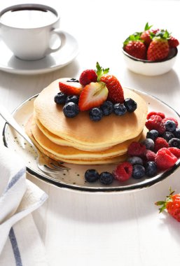 Kahvaltıda çilekli ve yabanmersinli ev yapımı krep. Amerikan tatlısı. Arka plan.