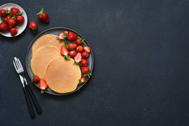 Kahvaltıda çilekli ve yabanmersinli ev yapımı krep. Amerikan tatlısı