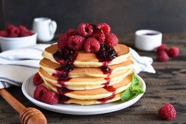 Bir yığın gözleme. Ahşap bir arka planda reçelli ve ahududulu krep.