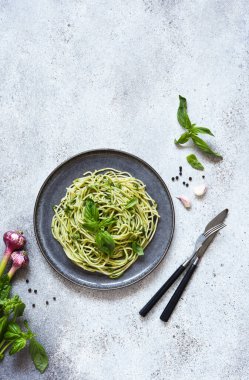 Pesto soslu makarna. Yeşil soslu spagetti, fesleğen ve sarımsaklı üst manzara..