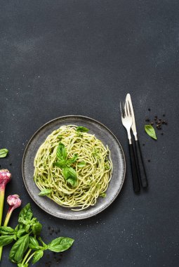 Pesto soslu makarna. Yeşil soslu spagetti, fesleğen ve sarımsaklı üst manzara..