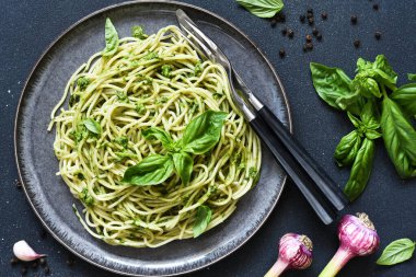 Pesto soslu makarna. Yeşil soslu spagetti, fesleğen ve sarımsaklı üst manzara..