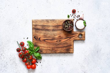 Çeşitli baharatlar, mutfak tahtasındaki kiraz. Uzayı metin için kopyala. Yemek, mutfak malzemeleri.. 