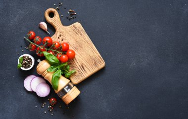Çeşitli baharatlar, mutfak tahtasındaki kiraz. Uzayı metin için kopyala. Yemek, mutfak malzemeleri.. 