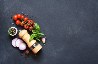 Çeşitli baharatlar, mutfak tahtasındaki kiraz. Uzayı metin için kopyala. Yemek, mutfak malzemeleri.. 