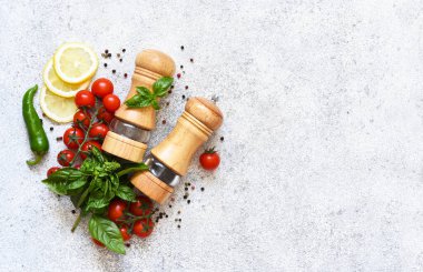 Biber öğütücü, fesleğen, beyaz arka planda kiraz domatesleri ve metin için boşluk. Yiyecek malzemeleri..