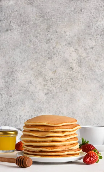 Bir Yığın Ballı Krep Kahvaltıda Yapımı Çilekli Krep — Stok fotoğraf