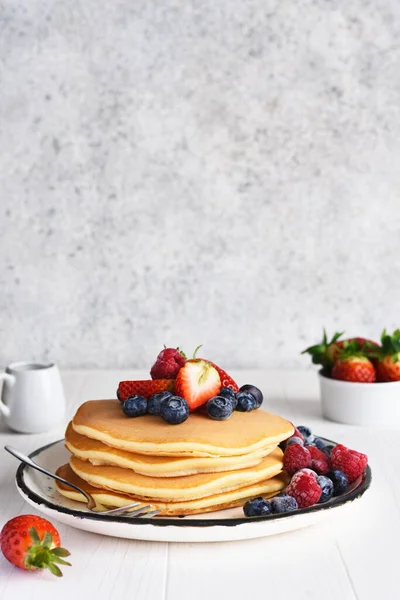 stock image Homemade pancakes with strawberries and blueberries for breakfast. American dessert