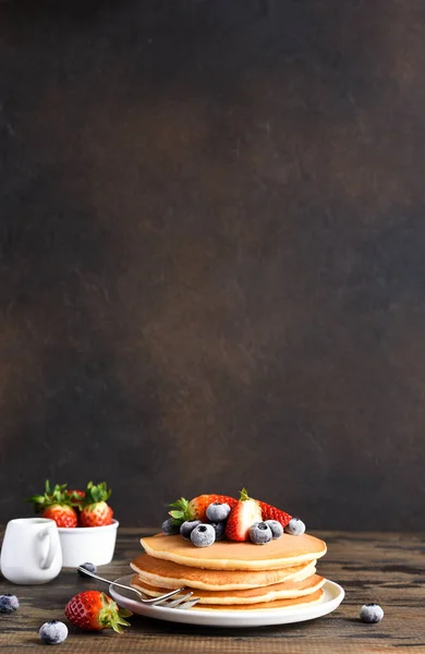 Kahvaltıda Çilekli Yabanmersinli Yapımı Krep Amerikan Tatlısı — Stok fotoğraf