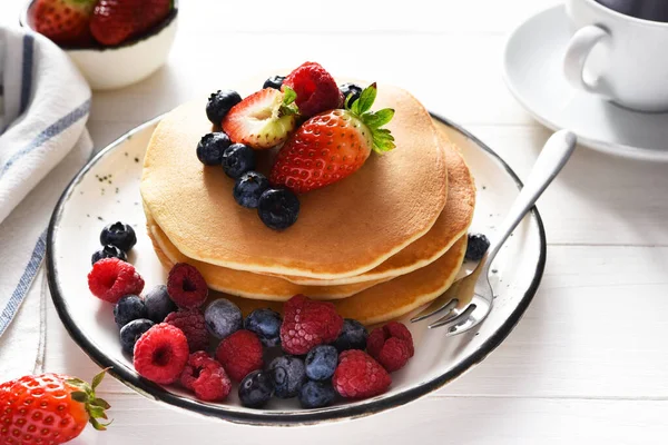 Homemade Pancakes Strawberries Blueberries Breakfast American Dessert Backlight — Stock Photo, Image