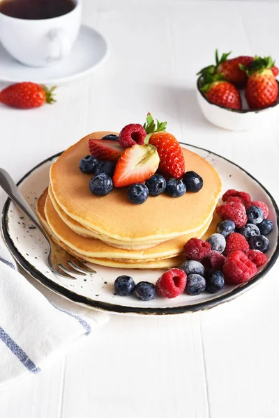 Homemade Pancakes Strawberries Blueberries Breakfast American Dessert — Stock Photo, Image