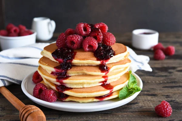 Bir yığın gözleme. Ahşap bir arka planda reçelli ve ahududulu krep.