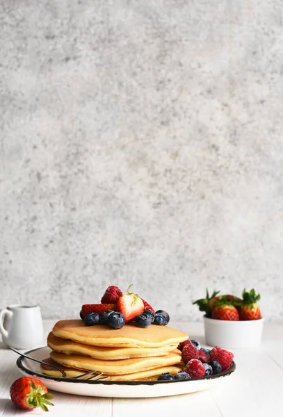 Домашние Блинчики Клубникой Черникой Завтрак Американский Десерт Лицензионные Стоковые Фото