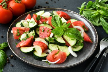 Domatesli sebze salatası, salatalık ve soğan..