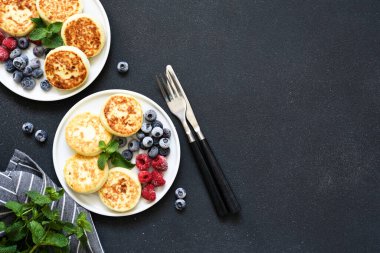 Kahvaltıda böğürtlenli ve soslu peynirli kek..