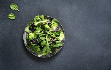 Marul, arka planda bir tabakta kalır..