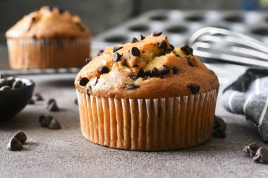 Kahverengi arka planda çikolata parçacıklı kek. Tatlı hamur işleri.