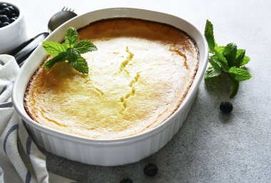 Süzme peynirli güveç. Süzme peynirli turta.