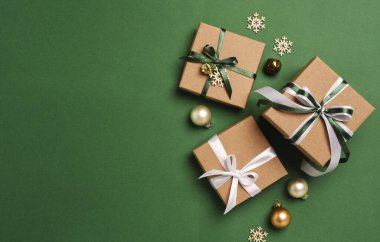 Noel Yeşil Arkaplan. Hediyeler ve Noel süslemeleriyle dolu Noel kutuları.
