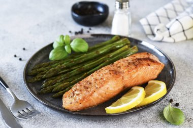 Akşam yemeğinde kuşkonmaz ve haşlanmış somon balığı.