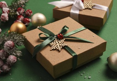 Noel Yeşil Arkaplan. Hediyeler ve Noel süslemeleriyle dolu Noel kutuları.
