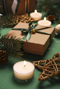 Noel Yeşil Arkaplan. Hediyeler ve Noel süslemeleriyle dolu Noel kutuları.