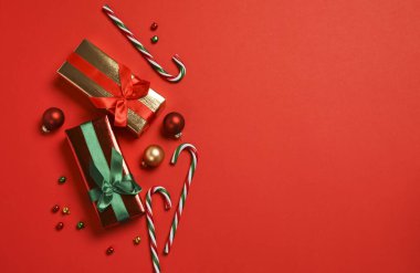 Kırmızı Noel arkaplanı. Hediye kutuları ve Noel süslemeleri.