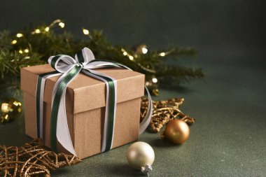 Noel Yeşil Arkaplan. Hediyeler ve Noel süslemeleriyle dolu Noel kutuları.