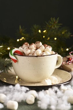 Şekerlemeli sıcak çikolata. Noel sıcak içeceği.