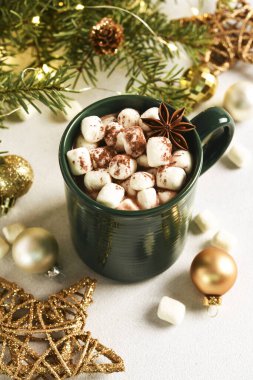 Hafif arka planda kremalı sıcak çikolata. Noel sıcak içeceği.