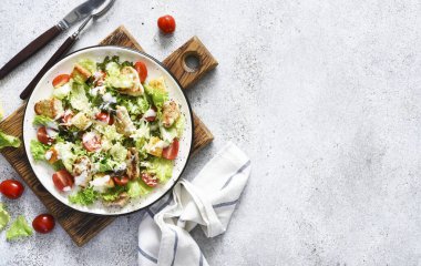 Tavuk, peynir ve domatesli Sezar salatası.